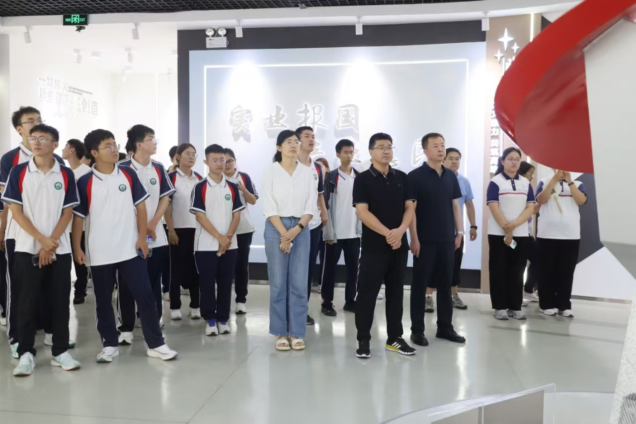 鄒平市2025 年“家鄉(xiāng)印記 夢(mèng)想啟航”——高三優(yōu)秀師生看家鄉(xiāng)主題教育活動(dòng)走進(jìn)山東三星集團(tuán)